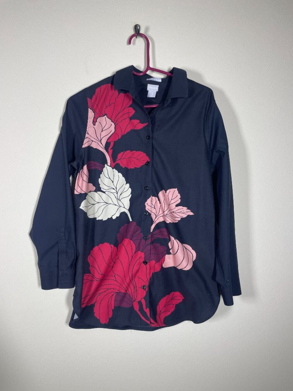 Chico's No Iron Chic Stretch Black Floral Button Up Blouse Size 1. 5 US (10)